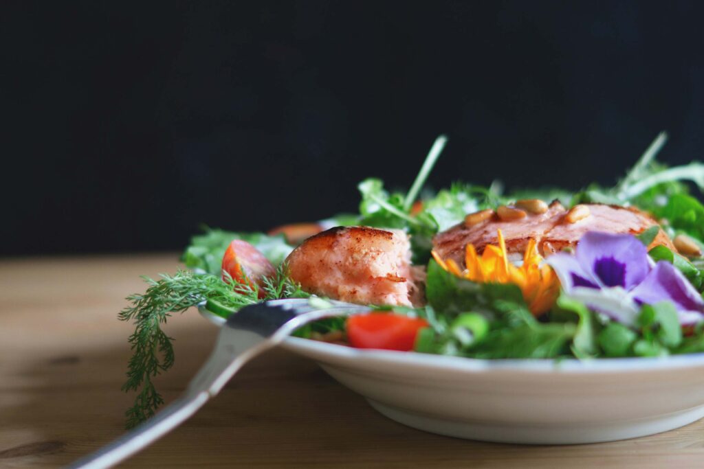 ntdecke eine unserer liebsten Rezept-Ideen mit Senf: Weber’s Salat-Dressing. Mit unserem Estragon-Rucola Bio-Senf zauberst du im Handumdrehen ein Dressing, das jedem Salat das gewisse Etwas verleiht. Dieses einfache Rezept bringt nicht nur die gewünschte Schärfe, sondern auch einen unverwechselbaren Geschmack, der jede Salatkreation auf ein neues Level hebt. Gesundes Essen kann so einfach und lecker sein! Jetzt unseren Bio-Senf kaufen und deinen Salaten den richtigen Kick geben.