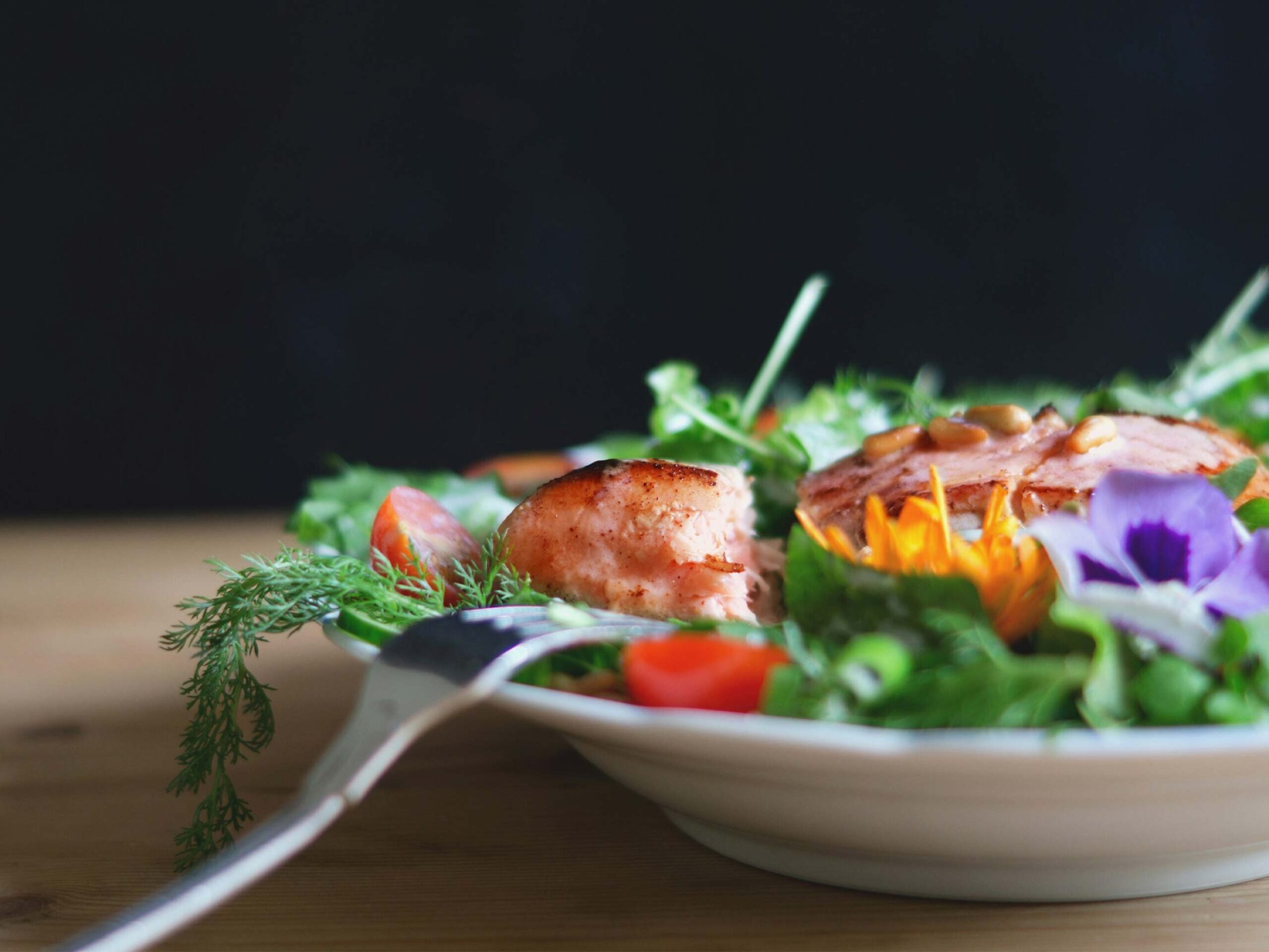 ntdecke eine unserer liebsten Rezept-Ideen mit Senf: Weber’s Salat-Dressing. Mit unserem Estragon-Rucola Bio-Senf zauberst du im Handumdrehen ein Dressing, das jedem Salat das gewisse Etwas verleiht. Dieses einfache Rezept bringt nicht nur die gewünschte Schärfe, sondern auch einen unverwechselbaren Geschmack, der jede Salatkreation auf ein neues Level hebt. Gesundes Essen kann so einfach und lecker sein! Jetzt unseren Bio-Senf kaufen und deinen Salaten den richtigen Kick geben.