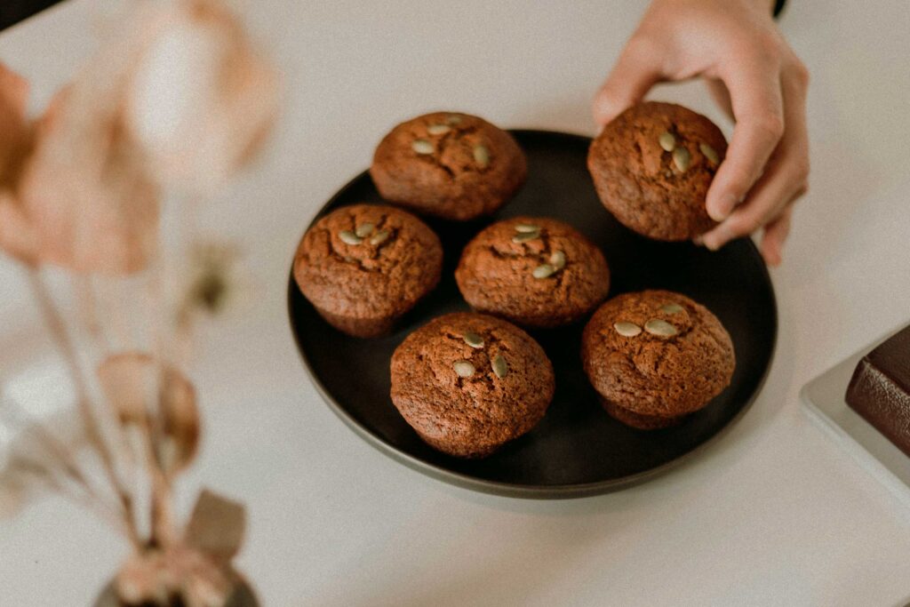 Ob als pikante Beilage, herzhafter Snack oder kreative Sandwich-Alternative – unsere Käse Senf Muffins sind vielseitig und einfach köstlich. Mit ihrem fluffigen Teig und der feinen Schärfe des Senfs sind sie perfekt für alle, die Rezept-Ideen mit Senf suchen. Dieses einfache Rezept zeigt, wie du mit unserem Bio-Senf leckere Muffins zaubern kannst, die sich ideal für ein gesundes Essen eignen. Die Zubereitung dieser herzhaften Muffins dauert nur 30 Minuten, und das Ergebnis überzeugt auf ganzer Linie. Schneide die Muffins einfach in der Mitte durch und belege sie ganz nach deinem Geschmack – mit Schinken, Lachs, Tomaten oder noch mehr Käse. Probiere es aus und entdecke, wie vielseitig Senf in der Küche sein kann. Bio-Senf kaufen und losbacken!