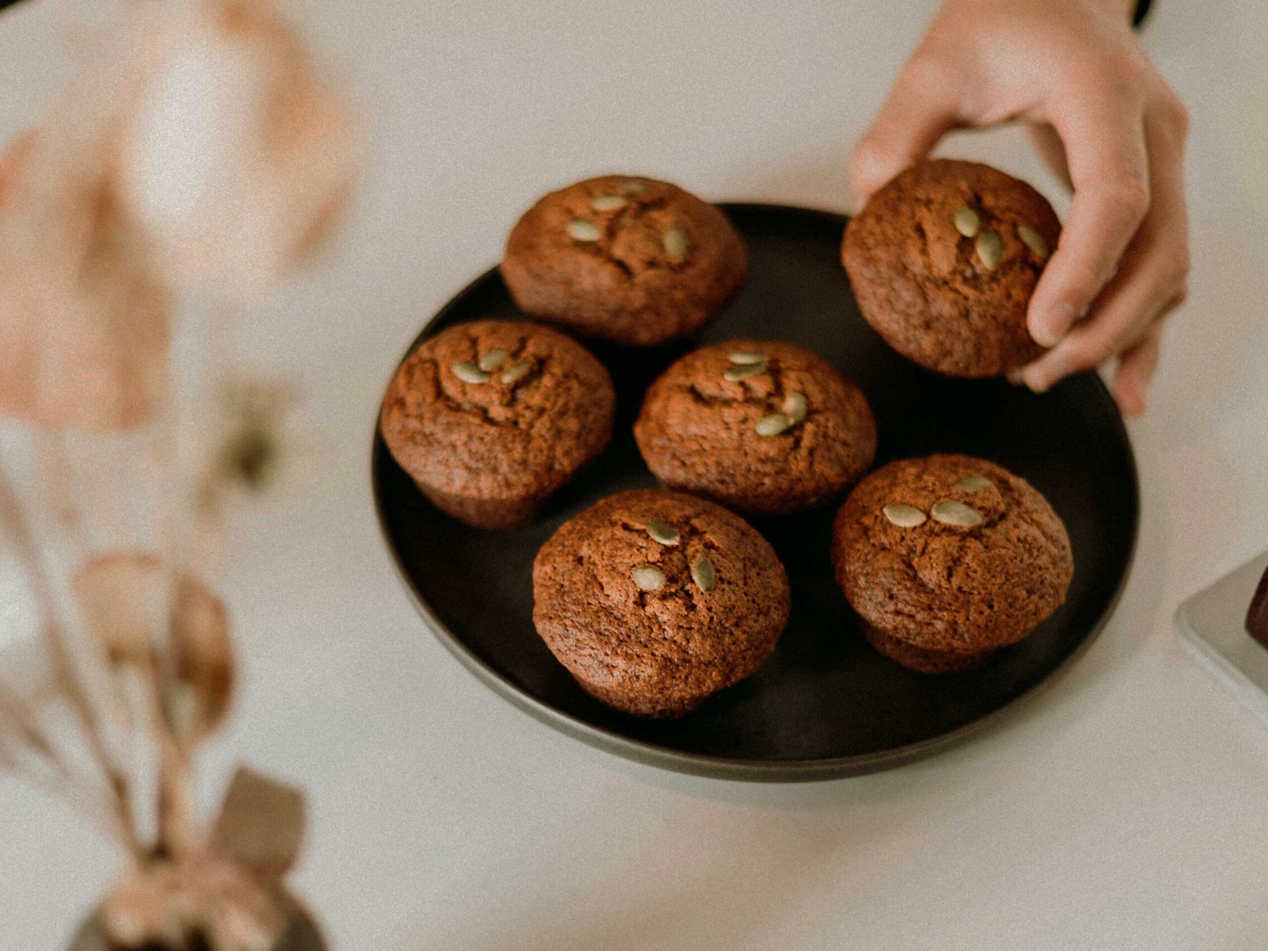 Ob als pikante Beilage, herzhafter Snack oder kreative Sandwich-Alternative – unsere Käse Senf Muffins sind vielseitig und einfach köstlich. Mit ihrem fluffigen Teig und der feinen Schärfe des Senfs sind sie perfekt für alle, die Rezept-Ideen mit Senf suchen. Dieses einfache Rezept zeigt, wie du mit unserem Bio-Senf leckere Muffins zaubern kannst, die sich ideal für ein gesundes Essen eignen. Die Zubereitung dieser herzhaften Muffins dauert nur 30 Minuten, und das Ergebnis überzeugt auf ganzer Linie. Schneide die Muffins einfach in der Mitte durch und belege sie ganz nach deinem Geschmack – mit Schinken, Lachs, Tomaten oder noch mehr Käse. Probiere es aus und entdecke, wie vielseitig Senf in der Küche sein kann. Bio-Senf kaufen und losbacken!