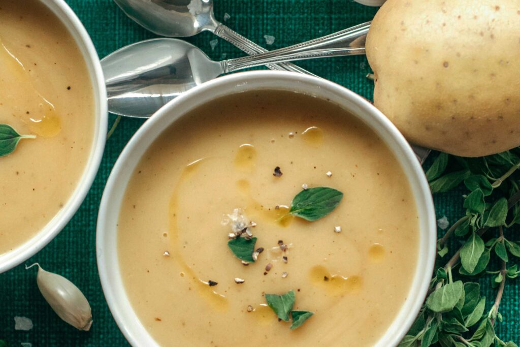 In der kalten Jahreszeit gibt es kaum etwas Besseres als eine warme, herzhafte Suppe. Unsere Senf-Kartoffel-Suppe ist genau das Richtige, um an kalten Tagen den Körper zu wärmen und Energie zu tanken. Der Ingwer Weber Senf verleiht der Suppe eine angenehme Schärfe, die den Kreislauf anregt und für den besonderen Geschmack sorgt. Perfekt für alle, die auf der Suche nach gesunden Rezept-Ideen mit Senf sind.