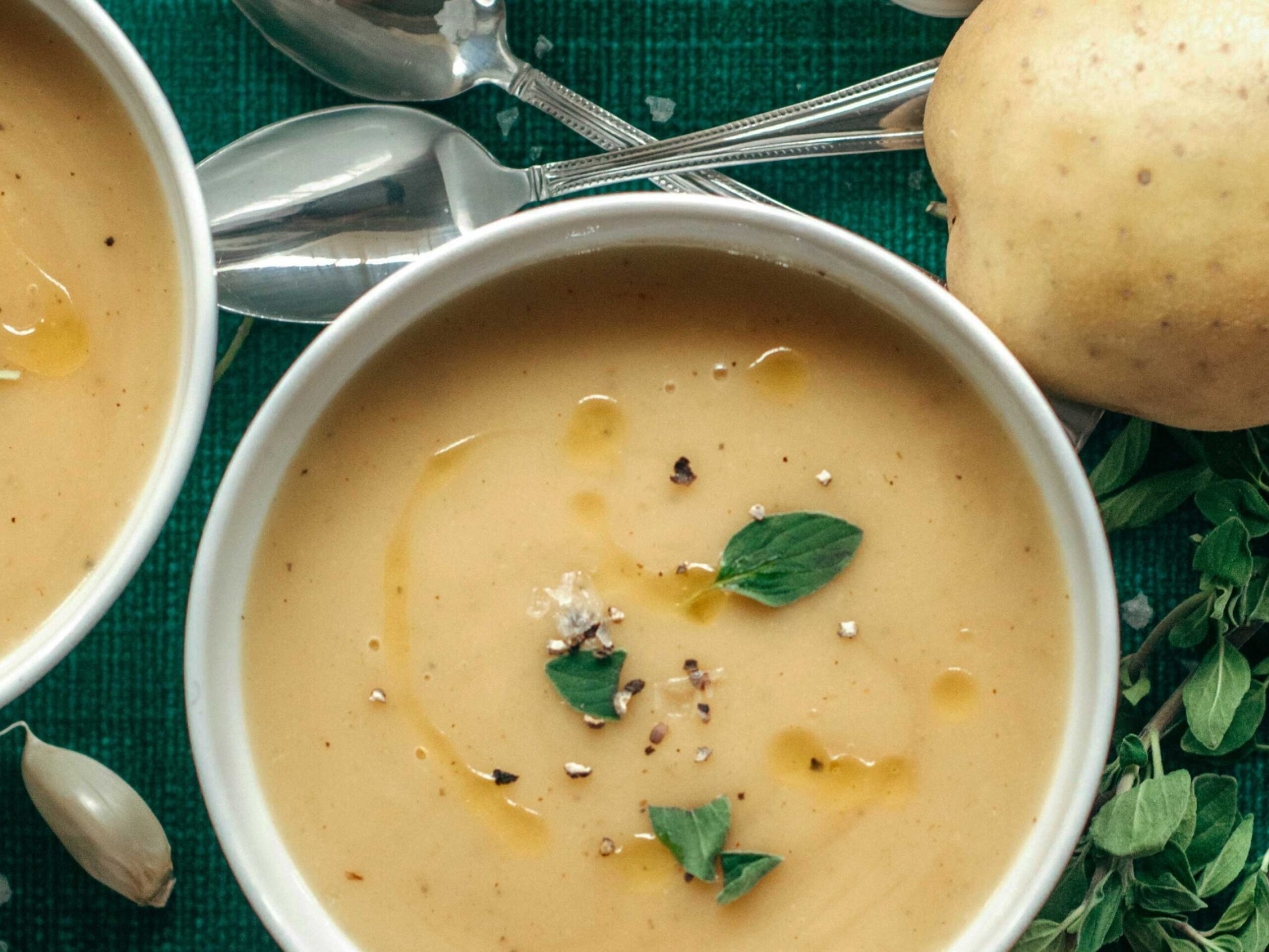 In der kalten Jahreszeit gibt es kaum etwas Besseres als eine warme, herzhafte Suppe. Unsere Senf-Kartoffel-Suppe ist genau das Richtige, um an kalten Tagen den Körper zu wärmen und Energie zu tanken. Der Ingwer Weber Senf verleiht der Suppe eine angenehme Schärfe, die den Kreislauf anregt und für den besonderen Geschmack sorgt. Perfekt für alle, die auf der Suche nach gesunden Rezept-Ideen mit Senf sind.