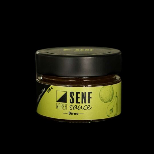 Birnen Senfsauce – Die perfekte Fusion aus Süße & Schärfe. Unsere Senfsaucen sind nicht einfach Senf – sie sind eine völlig neue Geschmackskategorie! Inspiriert von einer alten italienischen Tradition, haben wir über ein Jahr experimentiert, um dieses einzigartige Rezept zu perfektionieren. Anders als klassischer Senf enthalten sie keine Senfsaaten, sondern Senföl, das in Kombination mit süßen Früchten eine überraschende Schärfe entfaltet. Das Ergebnis? Eine fruchtig-scharfe Delikatesse, die an eine pikante Marmelade erinnert. Die Birnen Senfsauce verbindet die natürliche Süße reifer Birnen mit der würzigen Schärfe des Senföls und sorgt für ein völlig neues Geschmackserlebnis.