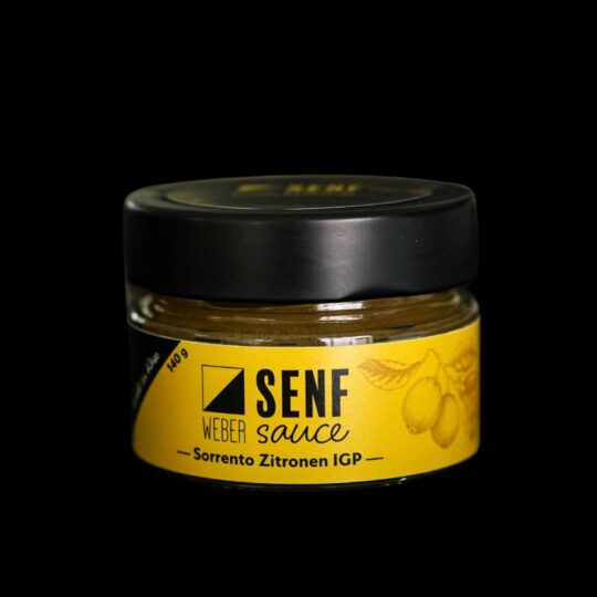 Zitronen Senfsauce – Frisch, fruchtig & mit feiner Schärfe. Eine Senfsauce, die überrascht! Inspiriert von der italienischen Tradition eingelegter, scharfer Früchte, haben wir über ein Jahr lang an dieser besonderen Rezeptur gearbeitet. Das Geheimnis? Wir verwenden keine Senfsaaten, sondern feines Senföl, das mit kandierten Sorrento-Zitronen eine außergewöhnliche Mischung aus Süße, Frische und feiner Schärfe kreiert.Das Ergebnis ist eine erfrischende, leicht pikante Delikatesse, die vielseitig einsetzbar ist. Ob als edle Begleitung zu Käse, Raclette oder Fisch, oder als spannender Kontrast zu Süßspeisen – diese Sauce setzt neue Akzente in der Küche. Ihre samtige, marmeladenähnliche Konsistenz sorgt für ein völlig neues Geschmackserlebnis.